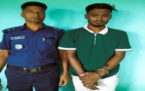 নিলাদ্রীতে হাউসবোটে ফেরার পথে বিদেশি মদসহ পর্যটক গ্রেফতার