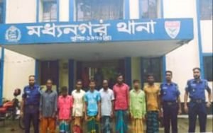 সুমেশ্বরী নদীতে বালি চুরি, আটক ১৫ জন, জব্দ ৫ ট্রলার