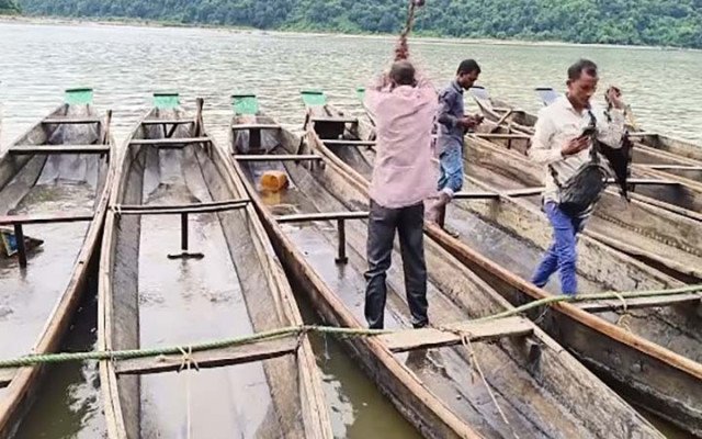 হ্যামার দিয়ে ভাঙা হয় বারকি (বুধবারের ছবি- ইমজা নিউজ)