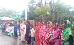 ইনক্রিমেন্ট প্রতারণা বন্ধ ও ৬০০ টাকা মজুরি নির্ধারণের দাবিতে চা শ্রমিকদের বিক্ষোভ