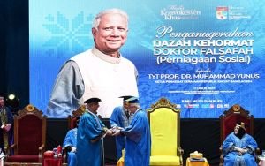 মুহাম্মদ ইউনূসকে সম্মানসূচক ডক্টরেট ডিগ্রি দিয়েছে মালয়েশিয়া ন্যাশনাল ইউনিভার্সিটি