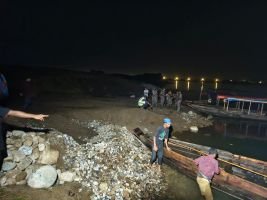 সাদাপাথরে রাতের অন্ধকারে পাথর ফেরানোর অভিযান শুরু করলো প্রশাসন