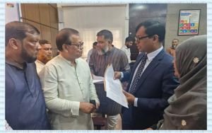 ন্যায়বিচার দাবিতে জেলা প্রশাসকের কাছে স্মারকলিপি দিয়েছেন নিহত রায়হানের মা