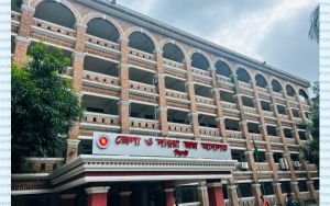 স্বামীর সাথে মামলায় না পেরে স্ত্রীর ছুরিকাঘাত, আটক ২