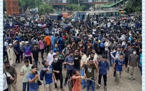 তিন দফা দাবিতে দ্বিতীয় দিনের মতো শাহবাগ অবরোধে প্রকৌশল শিক্ষার্থীরা