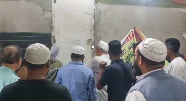 সভাপতির ব্যানর খুলে নিচ্ছেন ভারপ্রাপ্ত সভাপতির পক্ষের নেতাকর্মীরা।