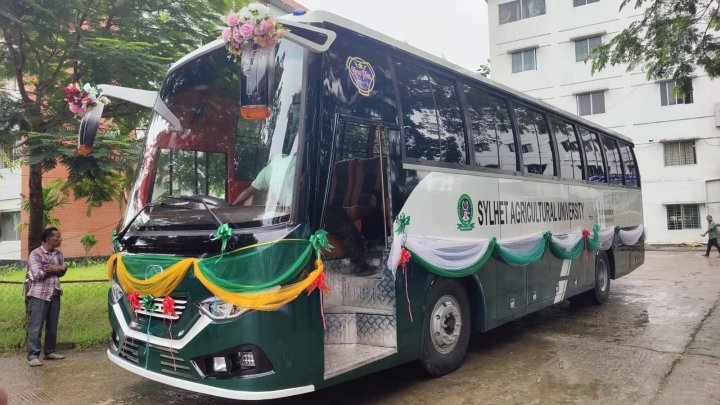 ছবি: উপহারের বাস।